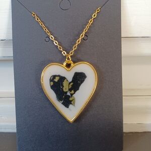 Chic Gold Heart Necklace with Artistic Design